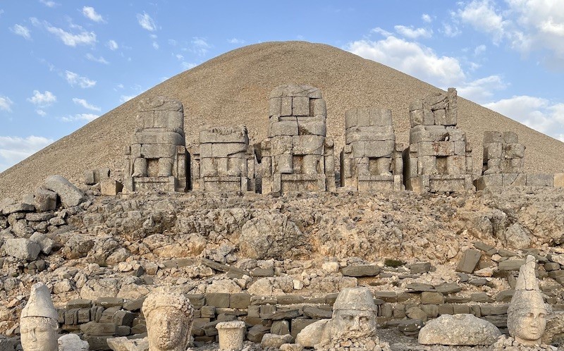 ممکن است یک مقبره دست نخورده در تومولوس کوه نمرود وجود داشته باشد